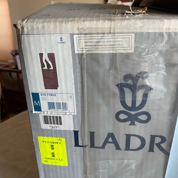 RETIRED 2008 ‘HIGHER LLADRO’ porcelain figurine-Item #01011899 - Picture 3 of 11